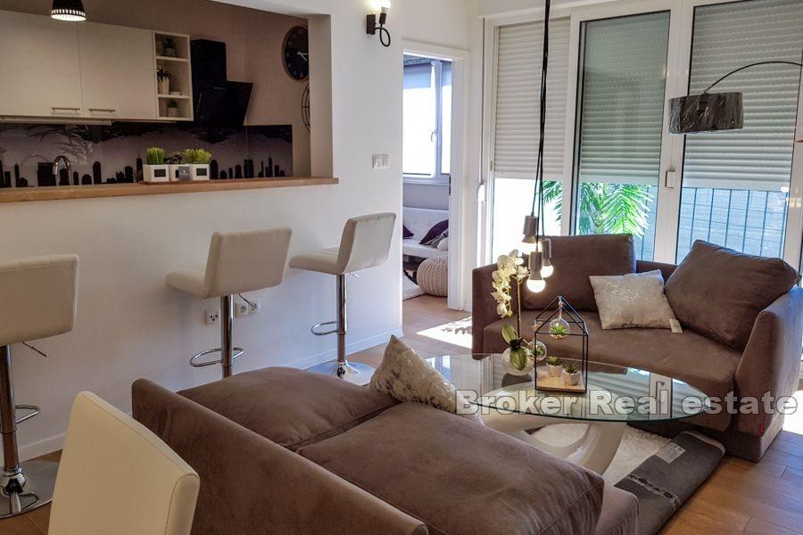 Split, Plokite, całkowicie odnowiony apartament z dwiema sypialniami