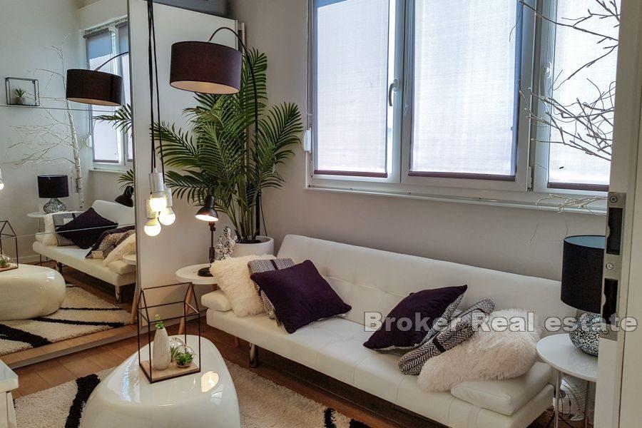 Сплит, Плоките, полностью отремонтированная квартира с двумя спальнями