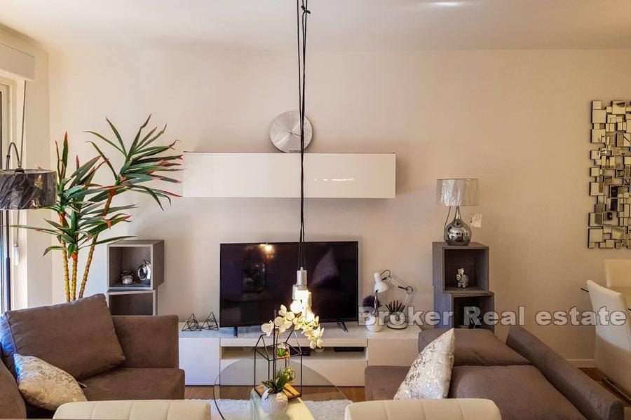 Сплит, Плоките, полностью отремонтированная квартира с двумя спальнями