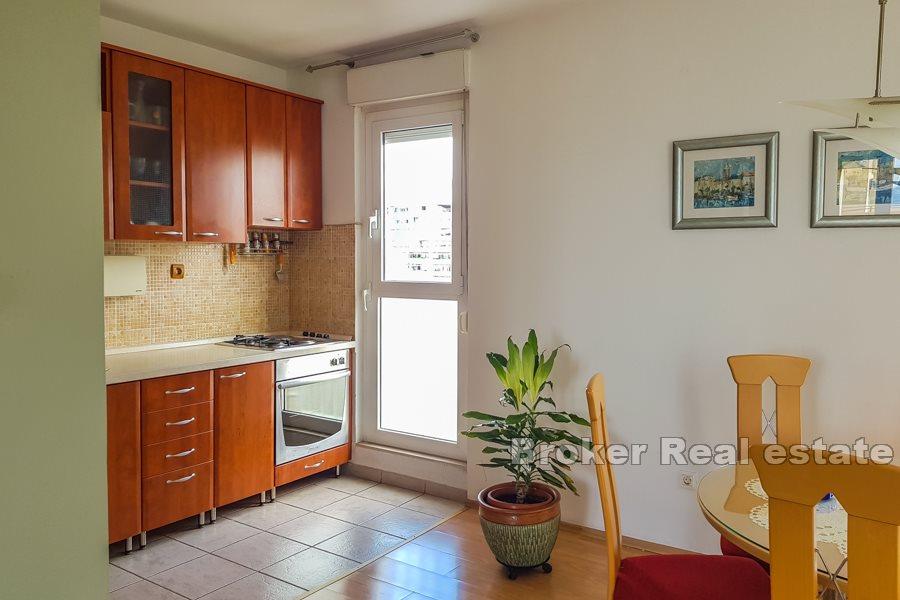 Split, Trstenik, przestronny apartament z widokiem na morze