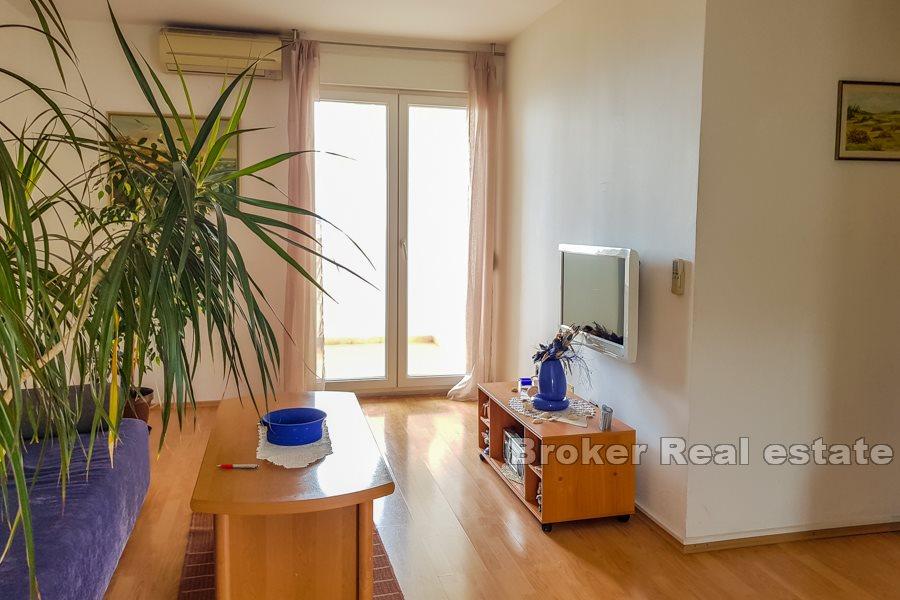 Split, Trstenik, przestronny apartament z widokiem na morze