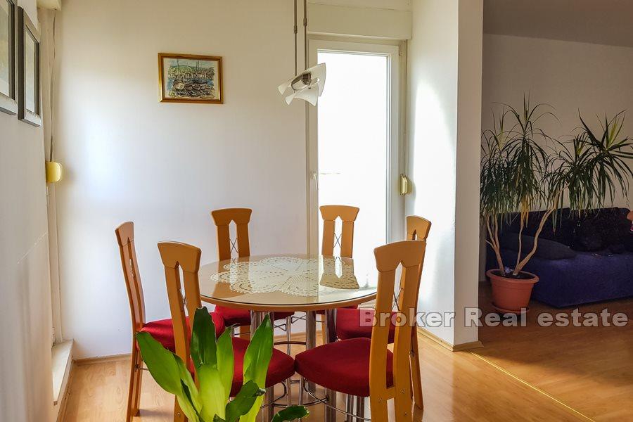 Split, Trstenik, przestronny apartament z widokiem na morze