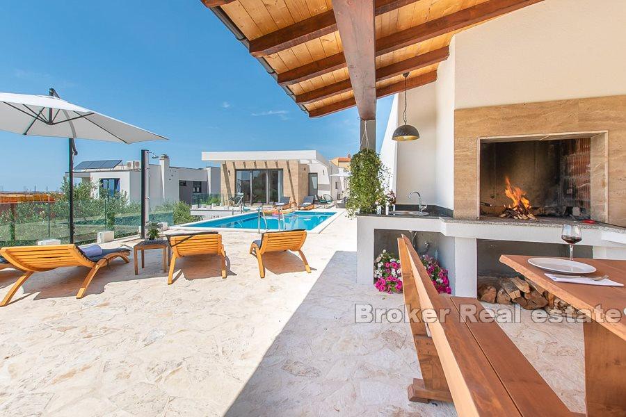 Рядом со Сплитом - Современный дом с бассейном и видом на море