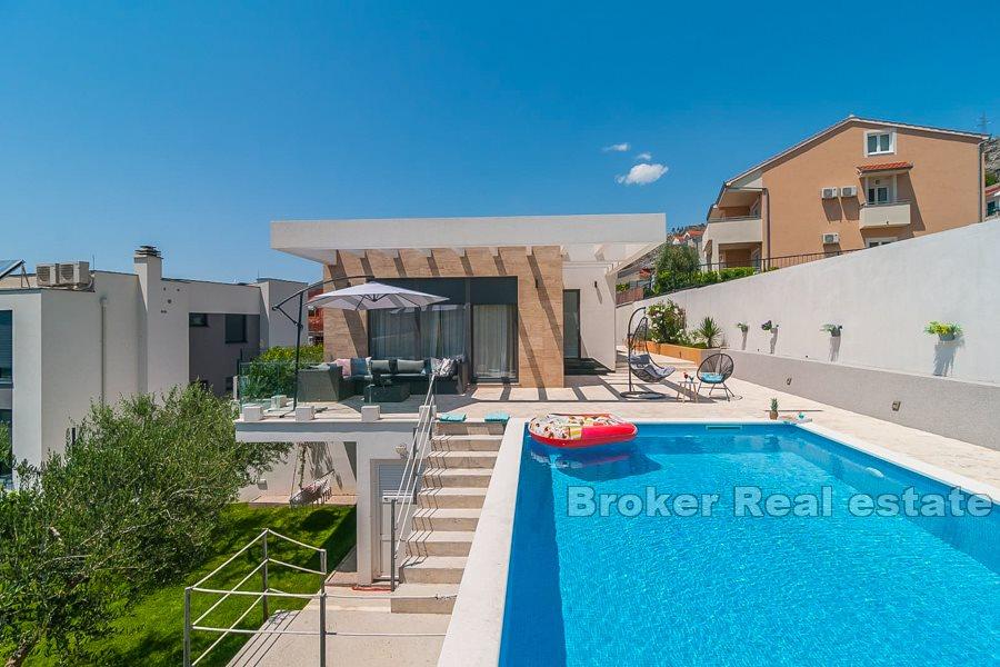 Рядом со Сплитом - Современный дом с бассейном и видом на море