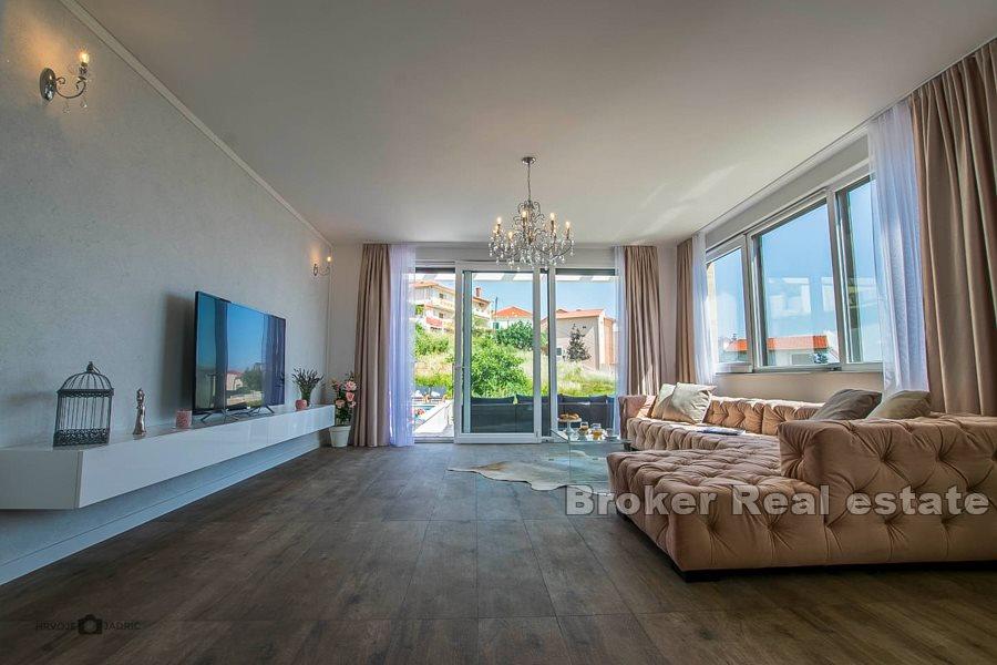 Рядом со Сплитом - Современный дом с бассейном и видом на море