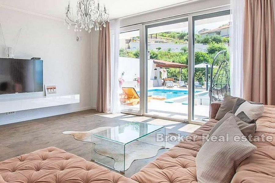 Рядом со Сплитом - Современный дом с бассейном и видом на море