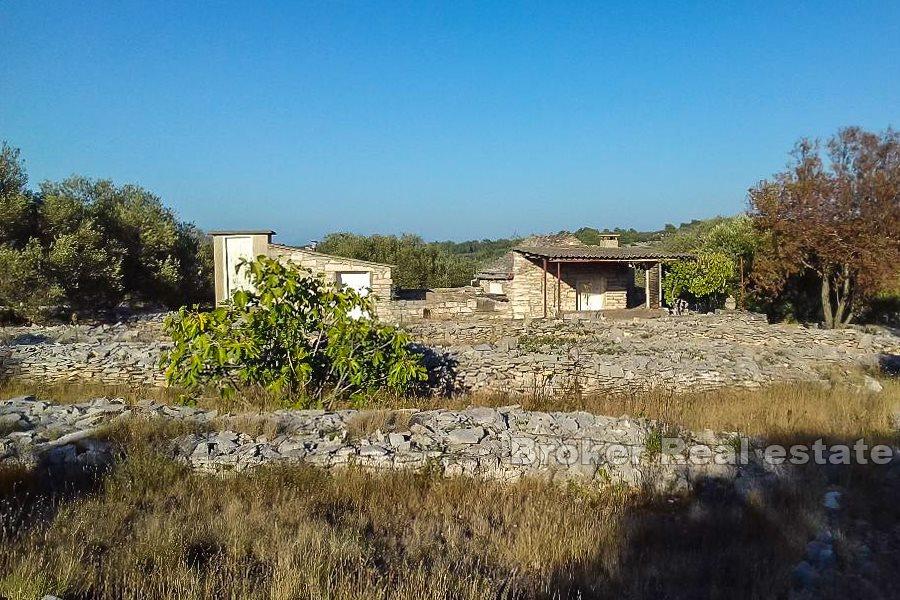 Wyspa Korcula - Teren z 3 mniejszymi budynkami, z widokiem na morze
