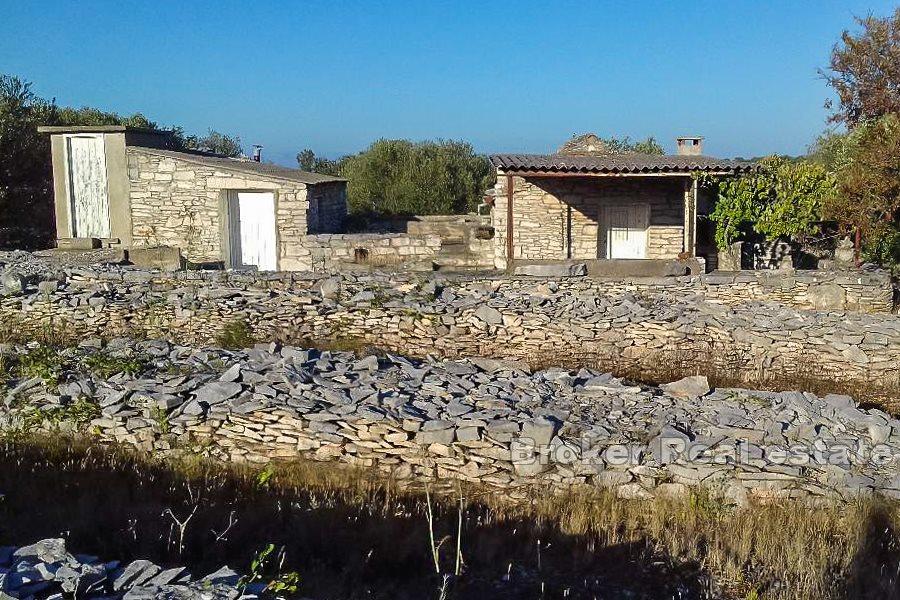 Wyspa Korcula - Teren z 3 mniejszymi budynkami, z widokiem na morze