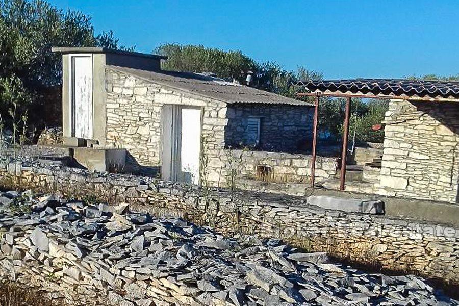 Wyspa Korcula - Teren z 3 mniejszymi budynkami, z widokiem na morze