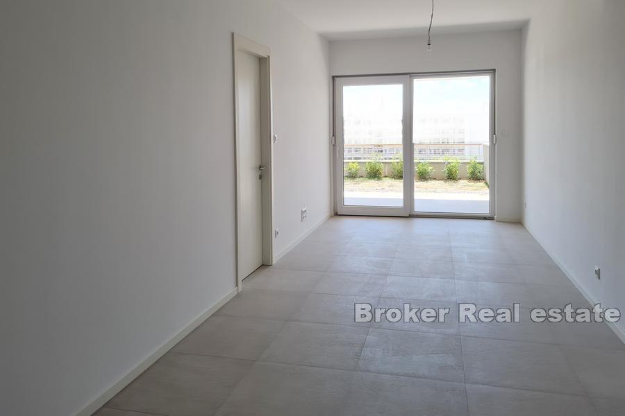Split, Znjan - Apartament z ogrodem i widokiem na morze w nowym budynku