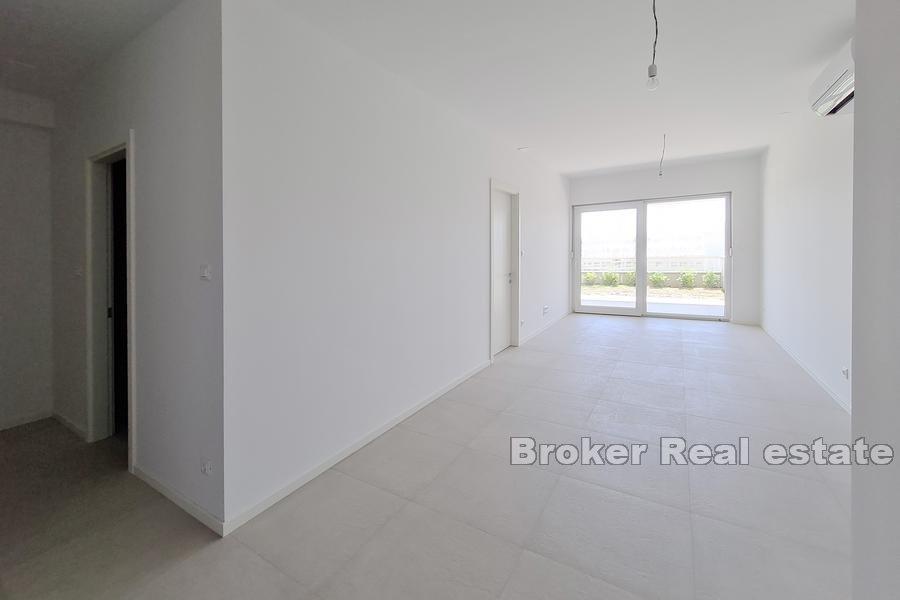 Split, Znjan - Apartament z ogrodem i widokiem na morze w nowym budynku