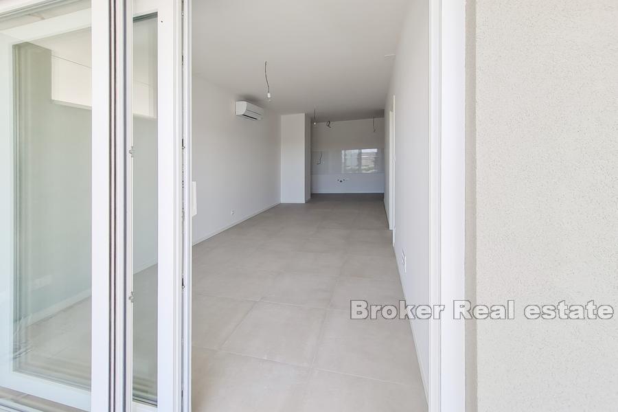 Split, Znjan - Apartament z ogrodem i widokiem na morze w nowym budynku