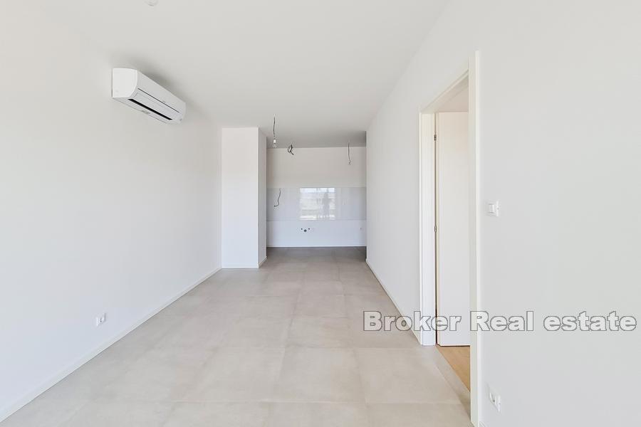 Split, Znjan - Apartament z ogrodem i widokiem na morze w nowym budynku