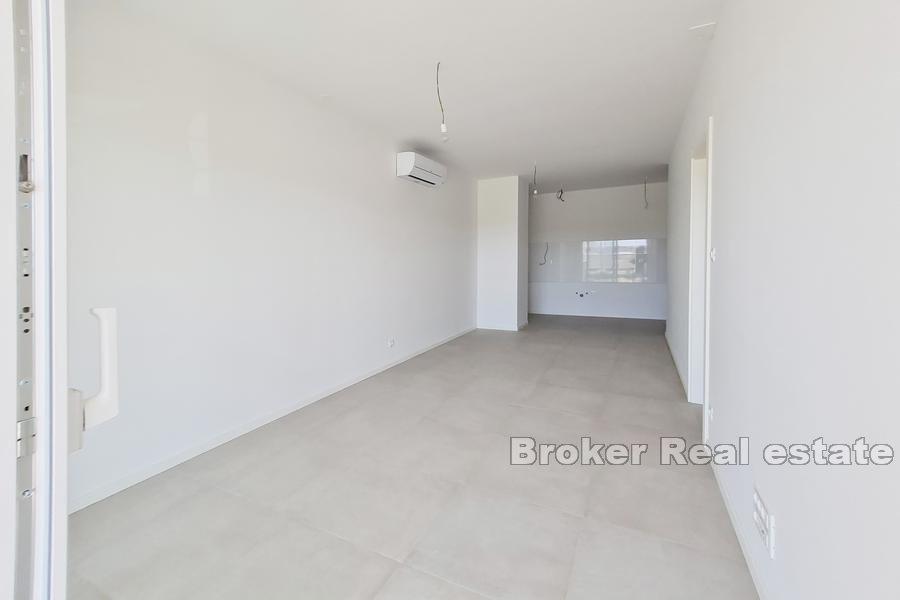 Split, Znjan - Apartament z ogrodem i widokiem na morze w nowym budynku