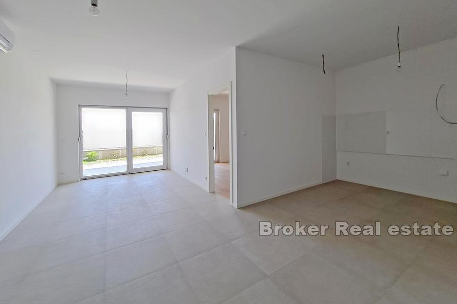 Split, Znjan - Apartament z ogrodem i widokiem na morze w nowym budynku