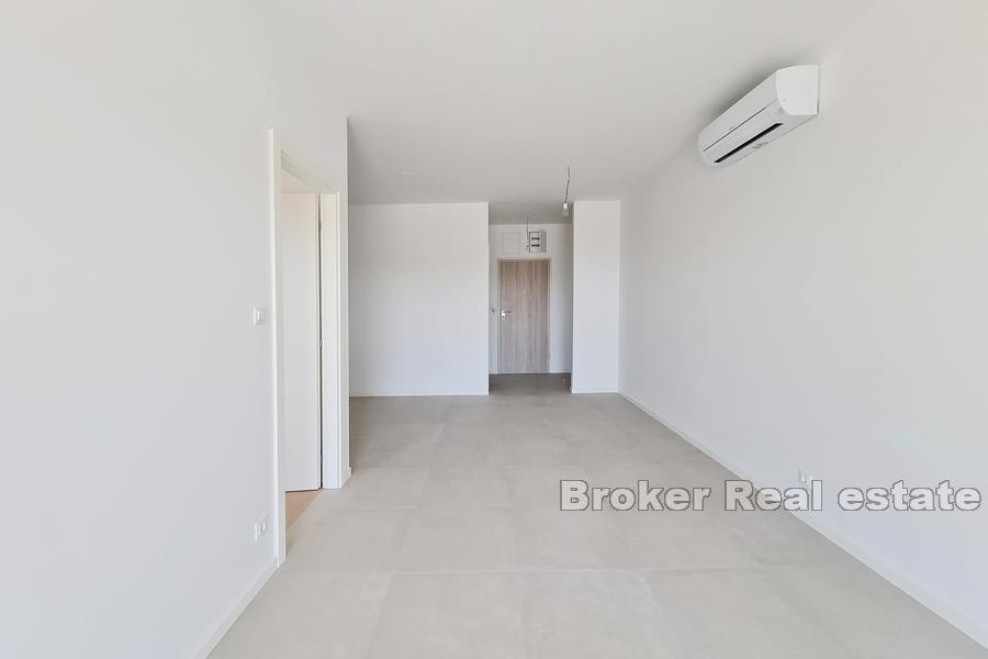 Split, Znjan - Apartament z ogrodem i widokiem na morze w nowym budynku