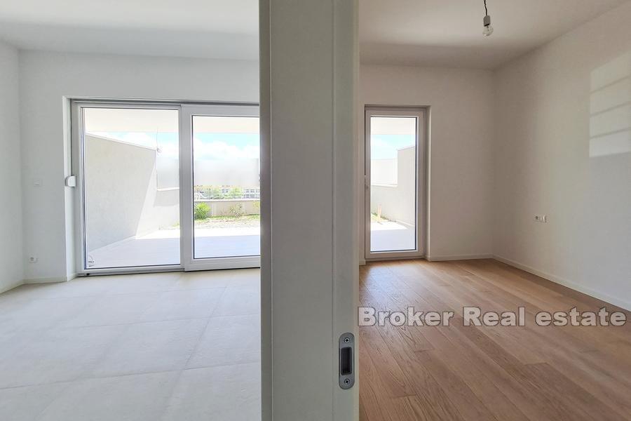 Split, Znjan - Apartament z ogrodem i widokiem na morze w nowym budynku