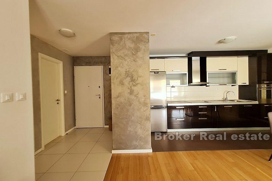 Split, Žnjan - Dvosoban stan s garažom i pogledom na more