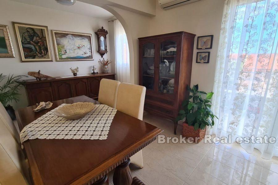 Kastela - Spacious apartment with garage and sea view