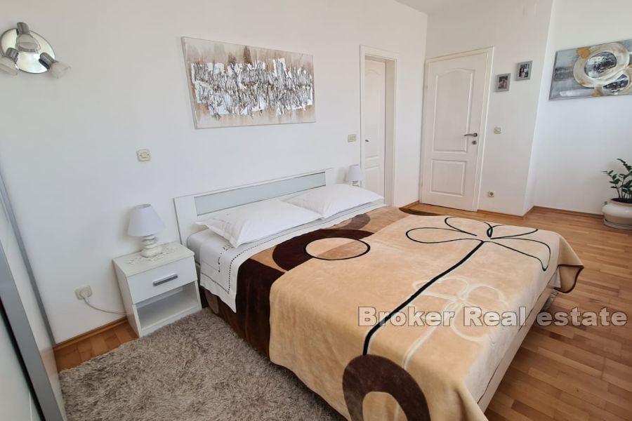 Kastela - Spacious apartment with garage and sea view