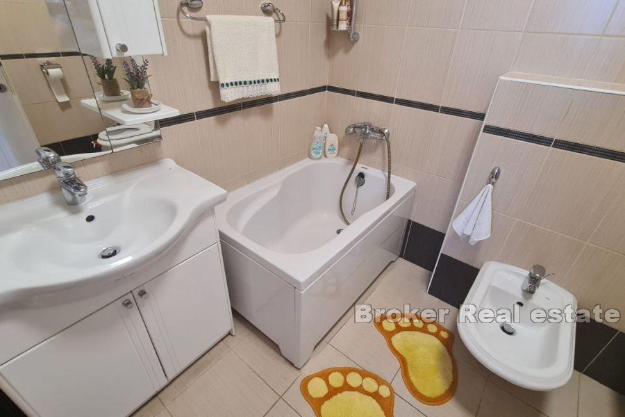 Kastela - Spacious apartment with garage and sea view