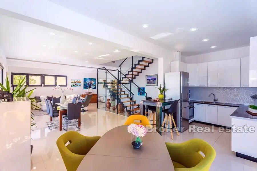 Омиш - Современная вилла с бассейном и видом на море