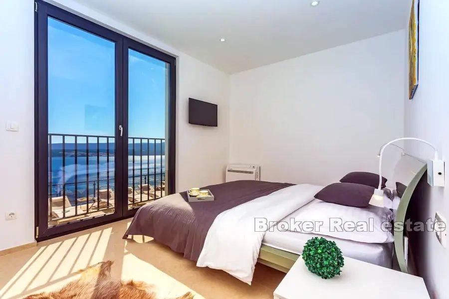 Омиш - Современная вилла с бассейном и видом на море