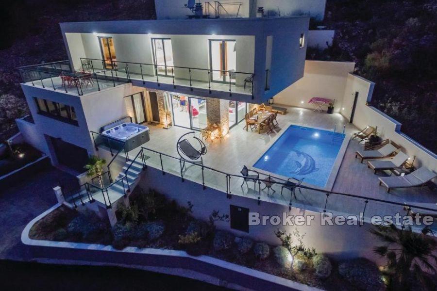 Omiš - moderná vila s výhľadom na bazén a more