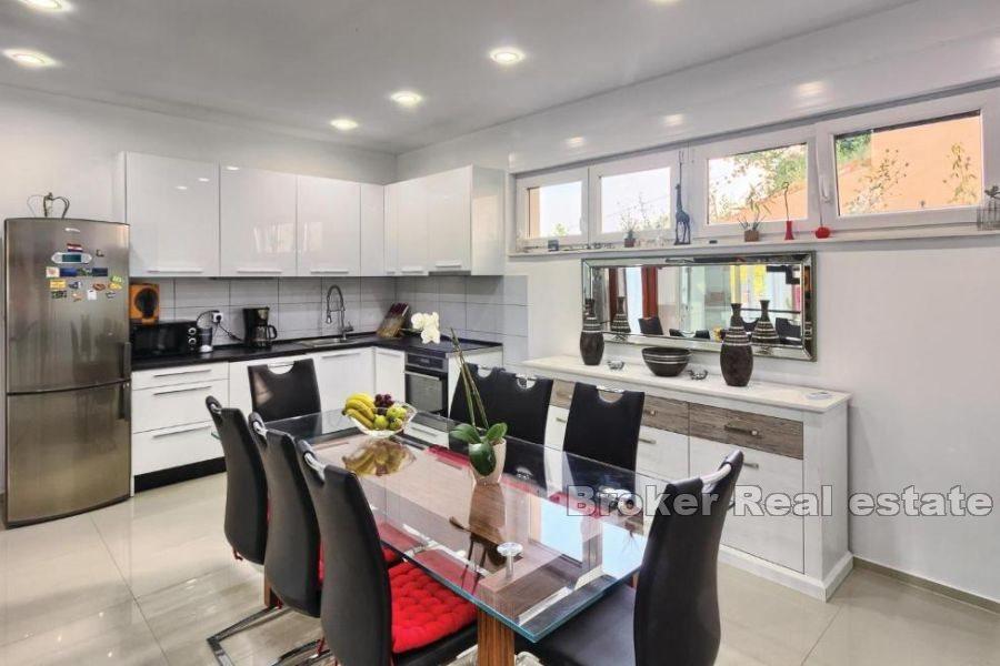 Omiš - moderná vila s výhľadom na bazén a more