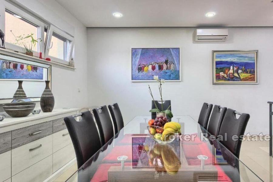 Omiš - moderná vila s výhľadom na bazén a more