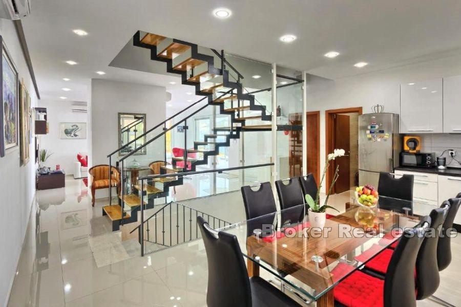 Omiš - moderná vila s výhľadom na bazén a more