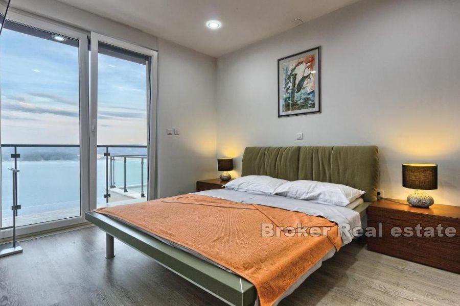 Omiš - moderná vila s výhľadom na bazén a more