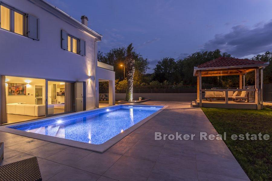 Split - Nybyggt modernt hus med pool