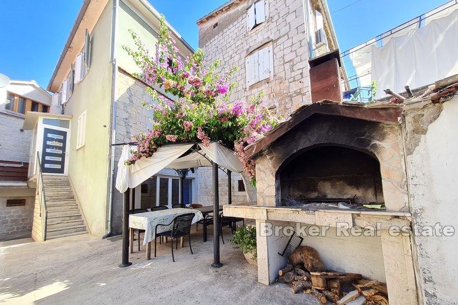 Trogir - Kamenný dům s dvorem uprostřed