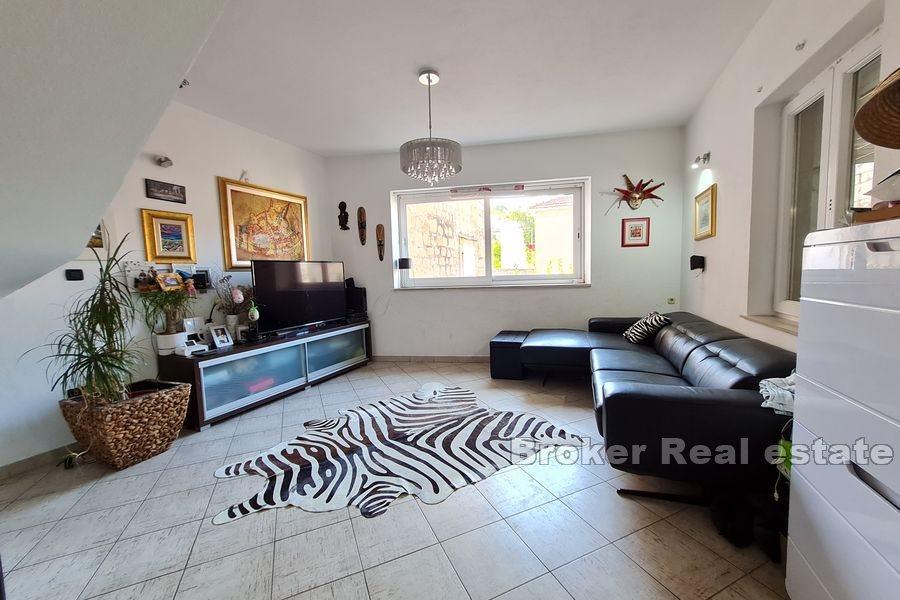 Trogir - Steinhus med en hage i sentrum