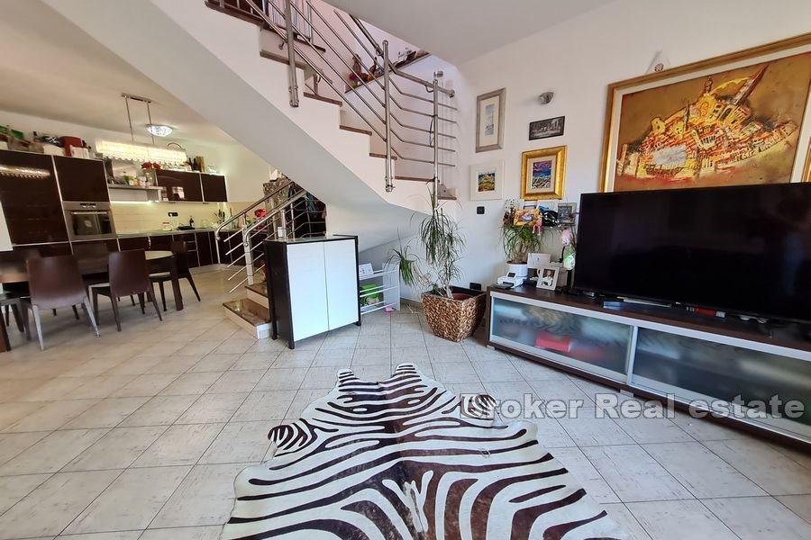 Trogir - Steinhus med en hage i sentrum