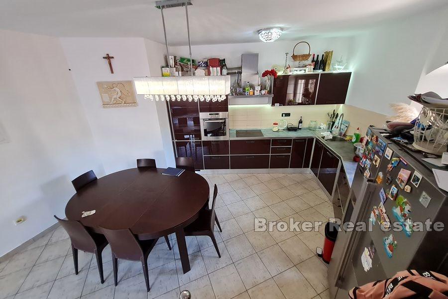 Trogir - Steinhus med en hage i sentrum