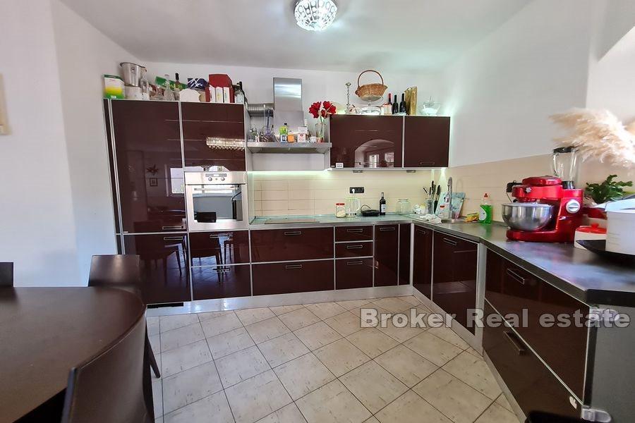 Trogir - Steinhus med en hage i sentrum