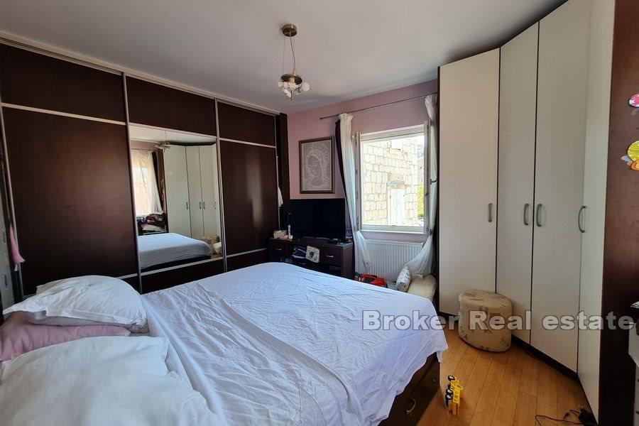 Trogir - Steinhus med en hage i sentrum