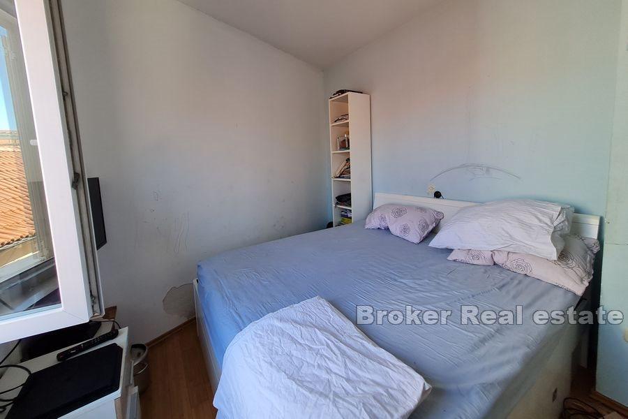 Trogir - Steinhus med en hage i sentrum