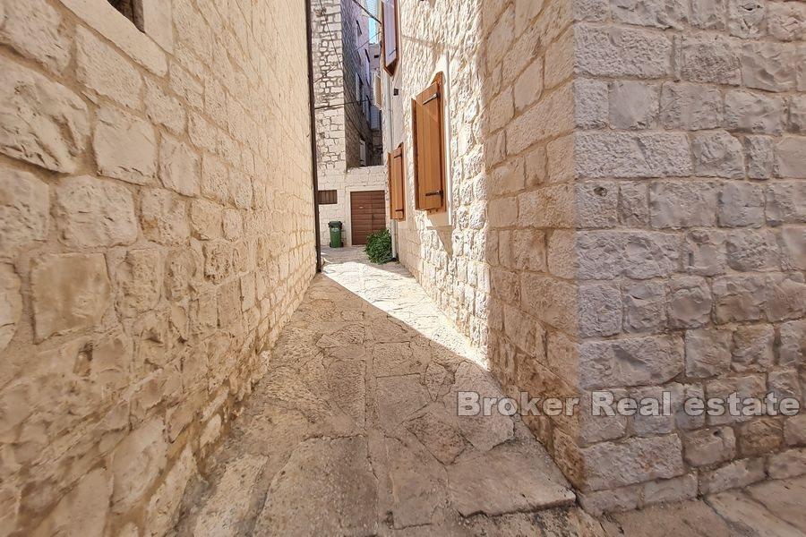 Trogir - Steinhus med en hage i sentrum