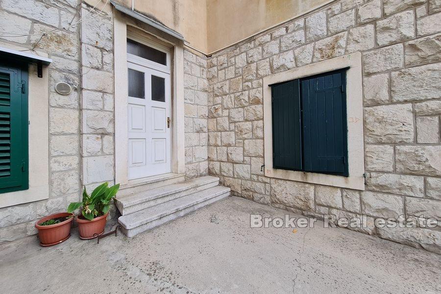 Split - Bacvice, dwupokojowe mieszkanie w staromodnym budynku
