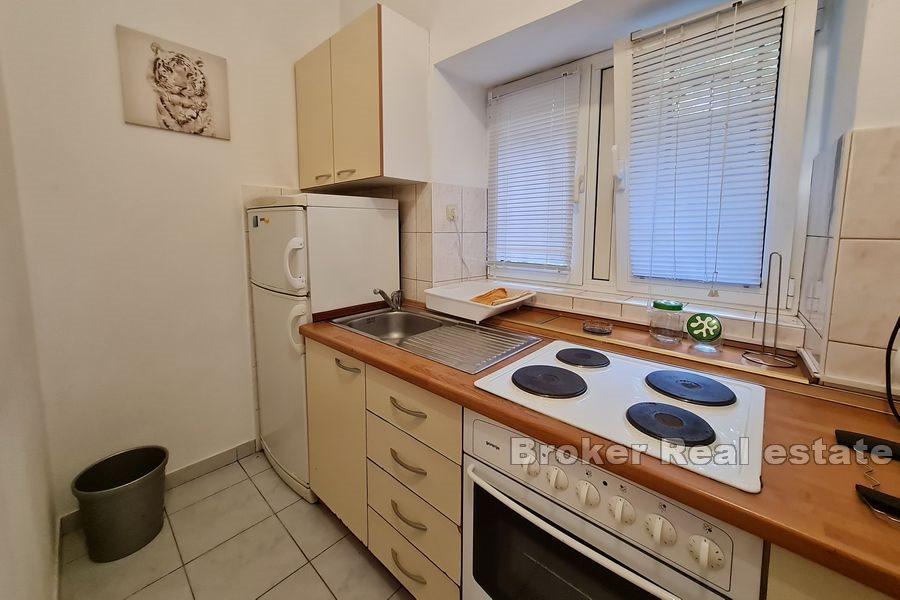 Split - Bacvice, dwupokojowe mieszkanie w staromodnym budynku