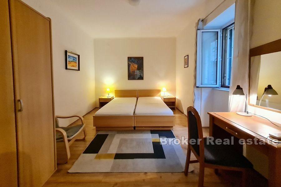 Split - Bacvice, dwupokojowe mieszkanie w staromodnym budynku