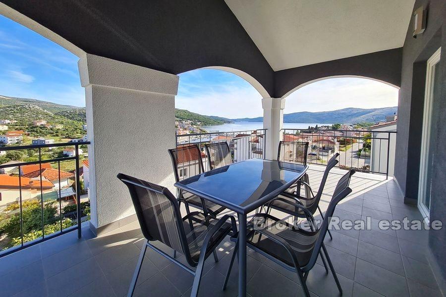 Trogir - Urządzony przestronny dom z widokiem na morze