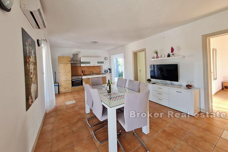 Trogir - Urządzony przestronny dom z widokiem na morze