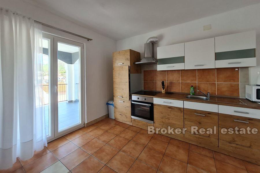 Trogir - Urządzony przestronny dom z widokiem na morze