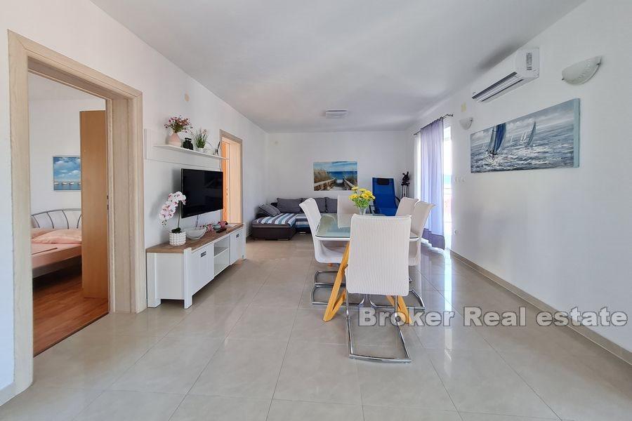 Trogir - Urządzony przestronny dom z widokiem na morze