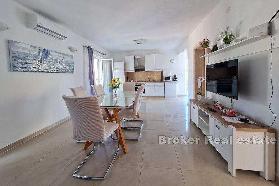 Trogir - Urządzony przestronny dom z widokiem na morze