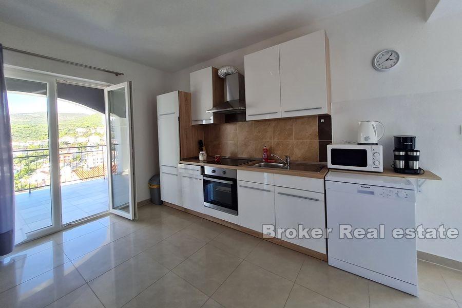 Trogir - Urządzony przestronny dom z widokiem na morze